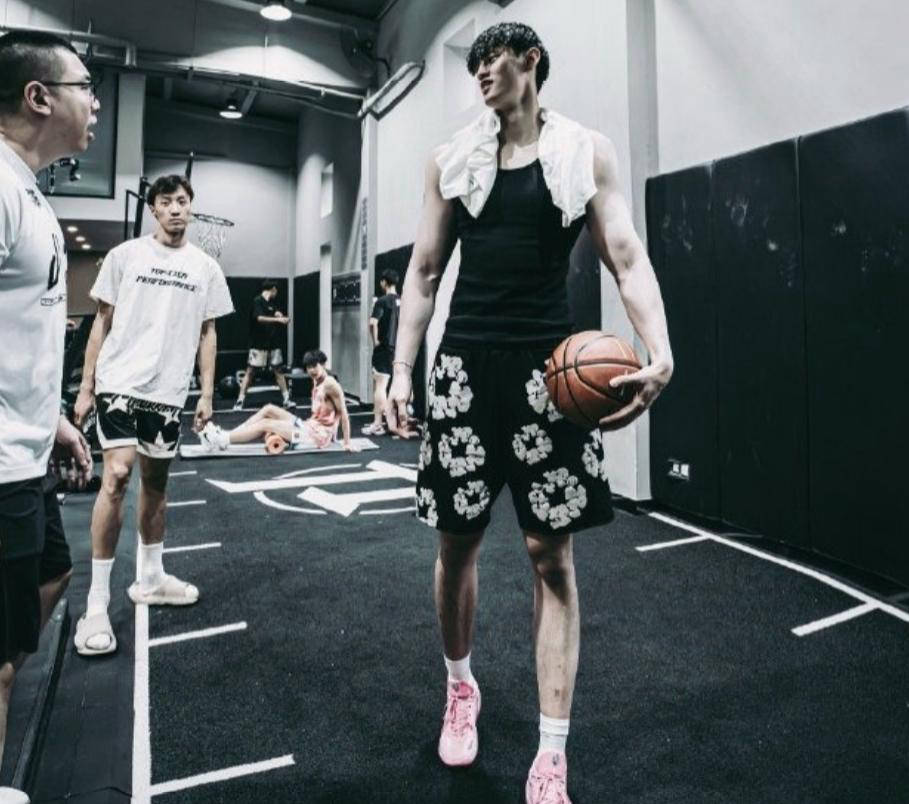 布鲁克林篮网训练开放日，加时末段完成体检引观众欢呼，CBA常规赛在即，团队化学反应显著的简单介绍-九游官方站